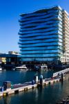 La marina di Troia, Portogallo, con un moderno edificio in vetro sullo sfondo. Siamo in una penisola sulla sponda meridionale del fiume Sado - © Sergii Nagornyi / Shutterstock.com