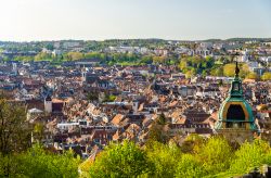 La medievale Besancon vista dall'alto, Francia, in una giornata di sole.

