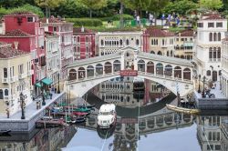 La Mini Venezia con il ponte di Rialto al parco temtico Legoland di Gunzburg, Germania. Quest'area si estende su una superficie totale di 140 ettari e riproduce con 25 milioni di mattonicini ...