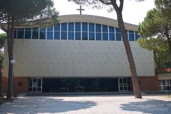 La moderna Chiesa Stella Maris in centro a Milano Marittima - © simona flamigni / Shutterstock.com