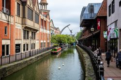 La moderna scultura in acciaio e alluminio sul fiume Witham a Lincoln, Inghilterra - © Nigel Jarvis / Shutterstock.com