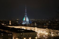 La Mole Antonelliana di Torino illuminata con il tricolore per ricordare le vittime della pandemia del coronavirus Covid-19 del 2020 in Italia - © MikeDotta / Shutterstock.com