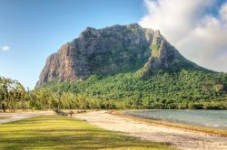 La montagna di Le Morne Brabant: un trionfo della natura - circondato da una bellissima laguna, questo massiccio di roccia basaltica è stato dichiarato, già da diversi anni, patrimonio ...