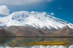 La montagna Mustagh Ata si raggiunge percorrendo la Karakoram Highway nelle montagne del Pamir in Cina, non lontano da Kashgar. - © beibaoke / Shutterstock.com