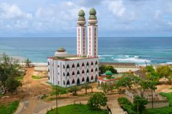 La Moschea della Divinità a Dakar, Senegal. Situata a Ouakam, uno dei Comuni nei dintorni della capitale Dakar, questa moschea si affaccia sull'Oceano Atlantico. E' stata inaugurata ...