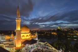 La moschea Masjid Bandar Diraja Klang di sera, Selangor, Malesia. Situata sulle rive del fiume Klang, questa bella moschea mostra influenze mediorientali mescolate a elementi di architettura ...