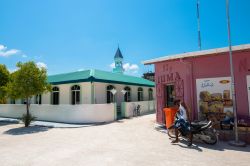 La Moschea Masjidhul Faarooq a Maafushi, Maldive, in una bella giornata di sole. In primo piano, un ragazzo con la sua moto  - © Rafael Katayama / Shutterstock.com