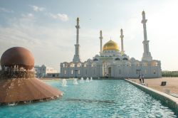 La moschea Nur Gasyr a Astana, Kazakistan - Se con il calar delle luci uno dei luoghi di culto simbolo della moderna capitale del Kazakistan si riveste di un'atmosfera suggestiva, di giorno ...