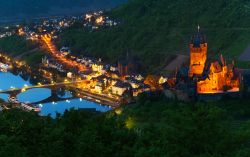 La Mosella e il Reichsburg sono i due simboli per eccellenza della cittadina di Cochem, in Gemania.