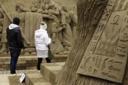 La Natività di sabbia a Lido di Jesolo, Veneto. E' una delle creazioni realizzate dagli artisti per il periodo dell'Avvento - © Stefano Mazzola / Shutterstock.com