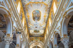 La navata della cattedrale di Matera, Basilicata. Decori e affreschi impreziosiscono l'interno di questa splendida chiesa dedicata alla Madonna della Bruna e a Sant'Eustachio - © ...