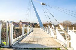 La nuova passerella ciclopedonale sul fiume a Casalecchio di Reno vicino a Bologna - © Luca Lorenzelli / Shutterstock.com