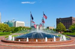 La Omaha Nebraska Water Fountain con le bandiere americane all'Heartland of America Park (USA).

