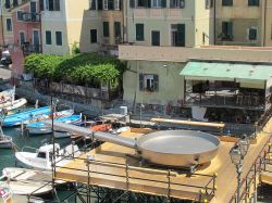 La gigantesca Padella di Camogli utilizzata per cucinare durante la Sagra del Pesce di maggio. Con un diametro di 4 metri ed un manico lungo 6, è in grado di sfornare in un giorno 30.000 ...