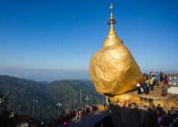 La Pagoda di Kyaiktiyo anche chiamata Golden Rock, la roccia d'oro è una delle attrazioni del Myanmar, oltre che uno dei luoghi sacri più importanti della Birmania - © ...