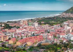 La parte più moderna della città di Brolo in Sicilia - © Andrew Mayovskyy/ Shutterstock.com