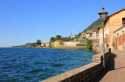 La passeggiata lungolago di Gargnano, Lombardia, Italia. A illuminare la stradina che si affaccia sul lago di Garda ci sono i lampioni.



