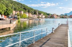 La passeggiata lungolago di Porto Ceresio vista dal molo, provincia di Varese, Lombardia.

