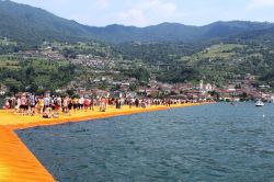 La passeggiata sul Lago d'Iseo: i turisti a piedi da Sulzano a Peschiera Maraglio, grazie alle Floating Piers di Christo - © Piergiovanni M / Shutterstock.com 