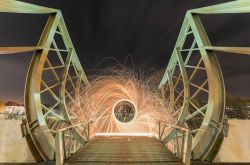 La passerella di Graouly a Metz, Francia, illuminata di notte.
