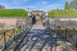 La passerella in legno che conduce alla Porta Utrechtse Poort, ingresso alla città fortificata di Naarden, Paesi Bassi.
