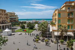 La pedonale piazza Anco Marzio a Ostia, provincia di Roma, affacciata sul Mare Mediterraneo - © Celli07 / Shutterstock.com