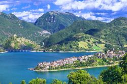 La penisola e il borgo di Colle di Tora che s'affaccia sul lago Turano nel Lazio

