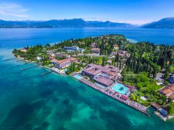 La penisola di Sirmione e le Terme Aquaria sulla costa sud del Lago di Garda