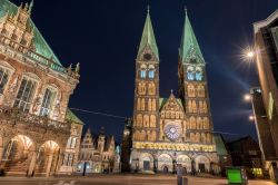 La piazza centrale di Brema con la Cattedrale di San Pietro, Germania. Il Bremer Dom, con le sue due belle guglie, è una chiesa romanica costruita in mattoni e arenaria nell'XI° ...