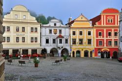 I variopinti edifici della piazza centrale di Cesky Krumlov, Repubblica Ceca - una vera e propria esplosione di colore è ciò che caratterizza náměstí Svornosti, ...