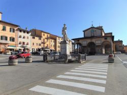 La piazza centrale di Monsummano Terme in toscana - © lissa.77 / Shutterstock