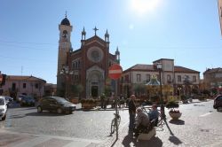 La piazza centrale di Orbassano, siamo alla periferia di Torino in Piemonte - © adirricor, CC BY 3.0, Wikipedia