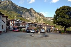 La piazza centrale di Poffabro, borgo sulle Albi, provincia di Pordenone