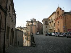 La piazza centrale di Sassocorvaro nelle Marche Di I, Sailko, CC BY-SA 3.0, Collegamento