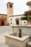 La piazza centrale nel villaggio di Talamello in Emilia-Romagna, provincia di Rimini