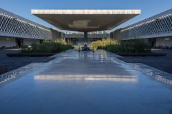 La piazza del Museo Nazionale di Antropologia a CIttà del Messico. E' il settimo museo del mondo per superficie espositiva. - © Rachel Moon / Shutterstock.com