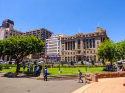 La Piazza della Chiesa a Pretoria con gente in un parco, Sudafrica - © Mingkwan Doilom / Shutterstock.com