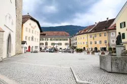 La piazza di San Lorenzo di Sebato, Val Pusteria, con la chiesa e alcuni eleganti edifici (Trentino Alto Adige)  - © laura zamboni / Shutterstock.com