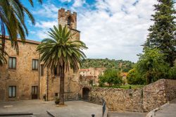 La piazza dietro il Palazzo Municipale di Suvereto, Toscana.

