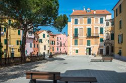La piazza medievale con case colorate a Parasio, Porto Maurizio, Liguria. Parasio è il promontorio su cui sorge il centro abitato di Porto Maurizio ed è uno dei simboli che caratterizzano ...