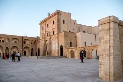 La piazza principale della città con il santuario di Santa Maria di Leuca, Puglia. La basilica si apre su un piazzale in cui si trova la croce pietrina, la colonna mariana del 1964 sormontata ...