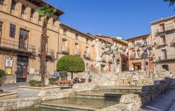 La piazza principale della città di Daroca, Spagna. Al centro sorge una bella fontana a terrazze, punto d'incontro per abitanti e turisti nei mesi estivi - © Marc Venema / Shutterstock.com ...