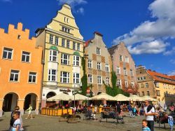 La piazza principale della città di Olsztyn, Polonia. E' il capoluogo del voivodato della Varmia-Masuria e del distretto di Olsztyn - © Fotokon / Shutterstock.com