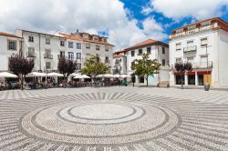 La piazza principale di Leiria (Praca Rodrigues Lobo), Portogallo, fotografata con il cielo nuvoloso. Posta quasi a metà strada fra Lisbona e Porto, questa graziosa località di ...