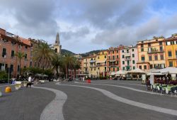 La piazza principale di Lerici è Piazza Garibaldi. Siamo a poca distanza dalle Cinque Terre, sulla Riviera di Levante in Liguria - © Bumble Dee / Shutterstock.com