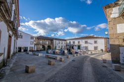 La piazza principale di Miranda do Douro, Portogallo, con edifici e palazzo storici - © Dolores Giraldez Alonso / Shutterstock.com