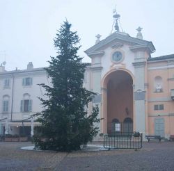 La piazza principale di Moncalvo, fotografata durante l'Avvento