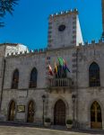 La piazza principale di Petralia Soprana, Sicilia, con il Palazzo Municipale.

