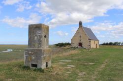 La piccola chiesa di Sant'Anna vicino a Cancale in Bretagna (Francia).
