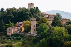 La piccola città di Montefioralle, Toscana, con alcuni edifici antichi e torri.
